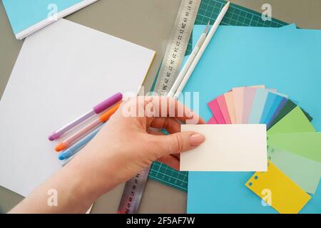 La fille offre divers échantillons de couleur pour peindre les murs dans la diffusion Banque D'Images