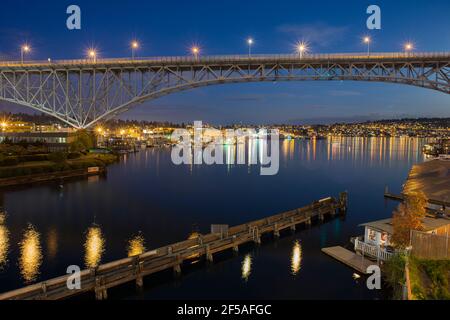 Le pont Aurora la nuit au-dessus du lac Union Banque D'Images