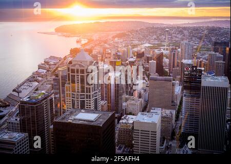 Seattle Skyline au coucher du soleil avec le soleil qui traverse les nuages Banque D'Images