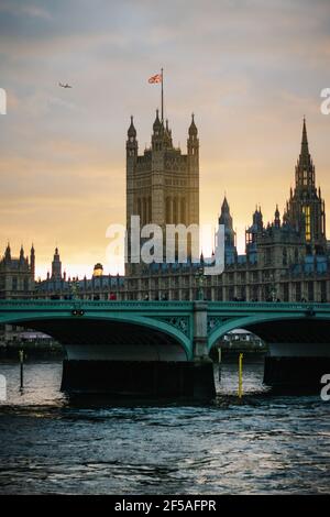 Westminster pendant le coucher du soleil en hiver à Londres, en Angleterre Banque D'Images