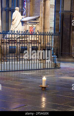 Une bougie qui brûle sur le site du sanctuaire de St Thomas Becket dans la cathédrale de Canterbury, Kent, Royaume-Uni Banque D'Images