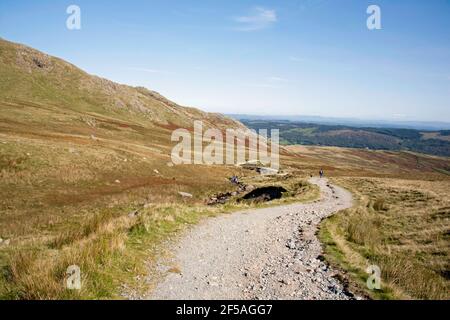 Pont Torver traversant Torver Beck sur le chemin Walna SCAR Sous Dow Crag et le vieil homme de Coniston le Lake District Cumbria Angleterre Banque D'Images