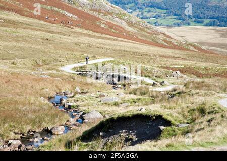 Pont Torver traversant Torver Beck sur le chemin Walna SCAR Sous Dow Crag et le vieil homme de Coniston le Lake District Cumbria Angleterre Banque D'Images