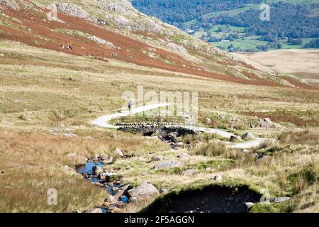 Pont Torver traversant Torver Beck sur le chemin Walna SCAR Sous Dow Crag et le vieil homme de Coniston le Lake District Cumbria Angleterre Banque D'Images