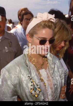 Madonna et Rosanna Arquette sur le set de recherche désespérément Susan en 1985 crédit: Ralph Dominguez/MediaPunch Banque D'Images