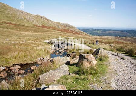 Pont Torver traversant Torver Beck sur le chemin Walna SCAR Sous Dow Crag et le vieil homme de Coniston le Lake District Cumbria Angleterre Banque D'Images