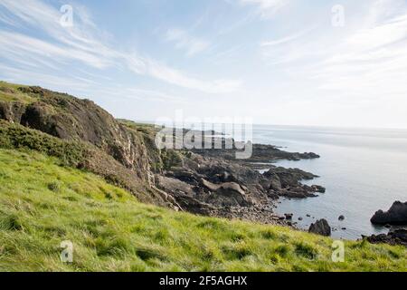 Le rivage des Rocheuses à Torrs point à l'embouchure de Kirkcudbright Bay Kirkcudbright Dumfries et Galloway Écosse Banque D'Images