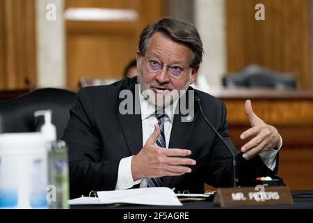 Washington, États-Unis. 25 mars 2021. Le sénateur Gary Peters, D-Mich., parle lors d'une audience pour examiner le Commandement des opérations spéciales des États-Unis et le Cyber-Commandement des États-Unis dans le cadre de l'examen de la demande d'autorisation de défense pour l'exercice 2022 et le Programme de défense des années futures, à Capitol Hill, le jeudi 25 mars 2021, À Washington. Photo de piscine par Andrew Harnik/UPI crédit: UPI/Alamy Live News Banque D'Images