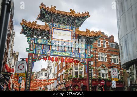 Chinatown à Londres, Angleterre.La porte de l'entrée avec des écritures chinoises Banque D'Images