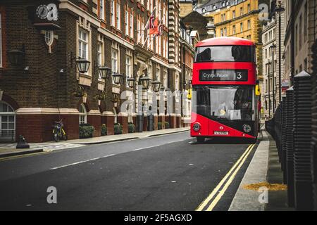 Big Red bus garés dans une rue quelque part à Londres, Angleterre Banque D'Images