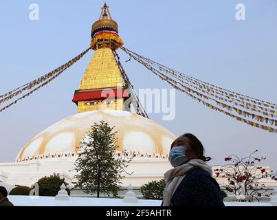 Katmandou, Bagmati, Népal. 25 mars 2021. Une femme népalaise avec son masque facial offre des prières autour de la stupa de Boudhanath à Boudha à Katmandou, Népal, le 25 mars 2021. Le gouvernement du Népal a réintroduit des ordonnances d'interdiction à mesure que les cas de COVID-19 se sont déclarés en pleine recrudescence alors que la possibilité d'une deuxième vague de pandémie du coronavirus se produirait dans le pays. Crédit : Sunil Sharma/ZUMA Wire/Alay Live News Banque D'Images