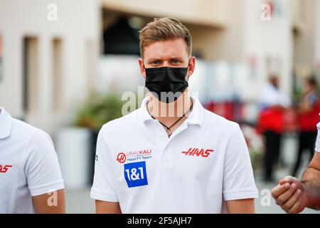 Sakhir, Italie. 25 mars 2021. SCHUMACHER Mick (ger), Haas F1 Team VF-21 Ferrari, portrait pendant la Formule 1 Gulf Air Bahreïn Grand Prix 2021 du 26 au 28 mars 2021 sur le circuit international de Bahreïn, à Sakhir, Bahreïn - photo Florent Gooden/DPPI/LiveMedia usage éditorial seulement crédit: Independent photo Agency/Alay Live News Banque D'Images