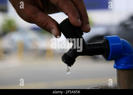 salvador, bahia, brésil - 19 février 2021 : goutte d'eau sortant d'un robinet dans la ville de Salvador. L'image symbolise le manque d'eau. Banque D'Images