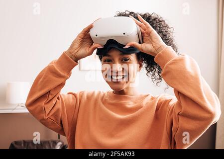Bonne femme de course mixte regardant l'appareil photo Banque D'Images