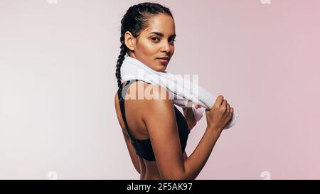 Belle femme de course mixte dans des vêtements de sport debout en studio Banque D'Images