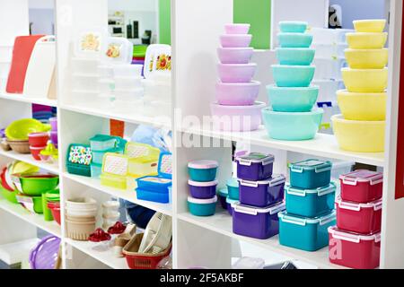 Récipients en plastique pour aliments de cuisine dans le magasin de produits ménagers Banque D'Images