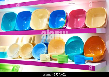 ustensiles de cuisine en plastique dans le magasin d'articles ménagers Banque D'Images
