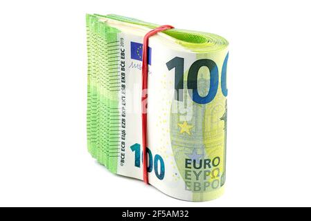 Macro-shot de l'Union européenne billet de 100 EUROS, pile de billets repliés en deux enveloppés d'un élastique, isolés sur fond blanc. Banque D'Images