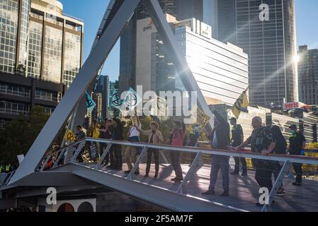 Melbourne, Australie. 25 mars 2021. Les partisans du groupe de militants pour l'extinction du climat ont déferlé du pont Evan Walker en marche vers le bâtiment du Herald & Weekly Times, pour protester contre la suppression par le magnat des médias de la question du changement climatique dans les nouvelles australiennes. Cela fait suite à une semaine d'actions perturbatrices du groupe afin de sensibiliser le public et le gouvernement fédéral au changement climatique crédit: Jay Kogler/Alay Live News Banque D'Images