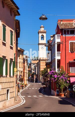 Brenzone sul Garda, Italie - 8 août 2016 : rue sinueuse de la station balnéaire sur la rive est du lac de Garde, le plus grand lac d'Italie et une Hol populaire Banque D'Images