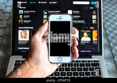 Dans cette illustration, l'application Amazon Music affichée sur l'écran d'un smartphone et un site Web Amazon Music affiché sur l'ordinateur portable en arrière-plan. (Photo de Thiago Prudencio / SOPA Images/Sipa USA) Banque D'Images