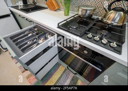 Tiroirs sortis dans l'armoire au niveau de la sarcelle de luxe et du blanc mobilier de cuisine moderne Banque D'Images