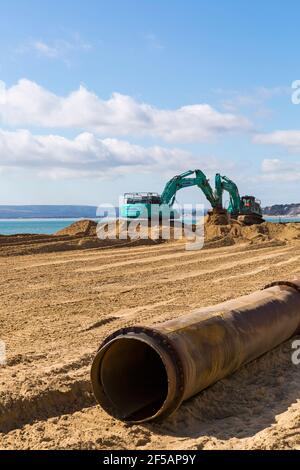 Les excavateurs Ovenden SK500 déplacent du sable sur la plage pour des travaux de réapprovisionnement de plage à Bournemouth et Poole Beaches, Dorset UK en mars Banque D'Images