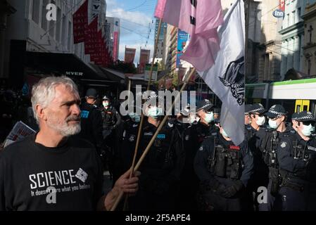 Melbourne, Australie. 25 mars 2021. Les équipes d’intervention de l’ordre public se réunissent en grand nombre pour arrêter les membres de la rébellion des militants de l’extinction des groupes climatiques pour avoir bloqué une intersection dans la CDB de Melbourne afin de protester contre la suppression par Rupert Murdoch de la question du changement climatique dans les nouvelles australiennes. Cela fait suite à une semaine d'action perturbatrice de la part du groupe afin de sensibiliser le public et le gouvernement fédéral au changement climatique. Credit: Jay Kogler/Alay Live News Banque D'Images