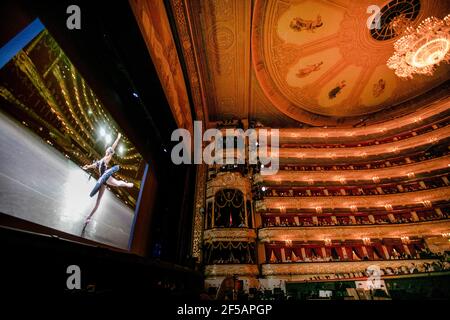 Moscou, Russie. 20 juin 2020. Photo de l'auteur photographie (JE011M) affichée sur le grand écran dans le Théâtre universitaire d'Etat Bolchoï de Russie à Moscou, Russie Banque D'Images