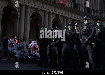 Melbourne, Australie. 25 mars 2021. Les équipes d’intervention de l’ordre public se réunissent en grand nombre pour arrêter les membres de la rébellion des militants de l’extinction des groupes climatiques pour avoir bloqué une intersection dans la CDB de Melbourne afin de protester contre la suppression par Rupert Murdoch de la question du changement climatique dans les nouvelles australiennes. Cela fait suite à une semaine d'action perturbatrice de la part du groupe afin de sensibiliser le public et le gouvernement fédéral au changement climatique. Credit: Jay Kogler/Alay Live News Banque D'Images