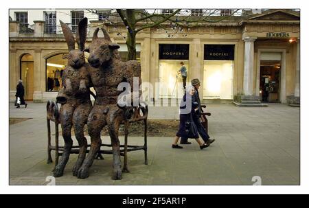 LE SHOPPING PRESINCT DE CHELTENHAM... aller avec l'histoire de Mathew Beard en comparant l'année dernière a annulé Cheltenham Gold Cup Festival à cette année... photo David Sandison 6/3/2002 Banque D'Images