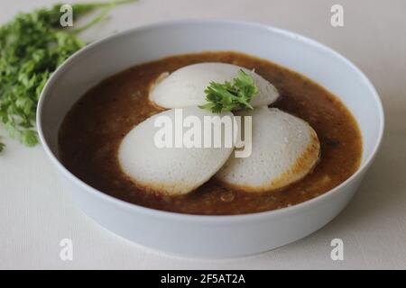 IDLI Sambhar une nourriture indienne typiquement faite en Inde du Sud mais aimé et préparé presque dans toutes les parties de l'Inde. Bien plaqué. Prise de vue sur fond blanc Banque D'Images