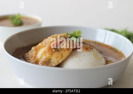 IDLI Sambhar une nourriture indienne typiquement faite en Inde du Sud mais aimé et préparé presque dans toutes les parties de l'Inde. Bien plaqué. Prise de vue sur fond blanc Banque D'Images