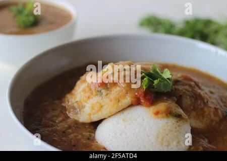 IDLI Sambhar une nourriture indienne typiquement faite en Inde du Sud mais aimé et préparé presque dans toutes les parties de l'Inde. Bien plaqué. Prise de vue sur fond blanc Banque D'Images