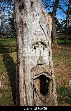 Montevallo, Alabama/USA-Mars 12: L'un des visages boisés célèbres dans Orr Park par l'artiste Tim Tingle. Ce projet de sculpture a commencé en 1993 et maintenant bo Banque D'Images