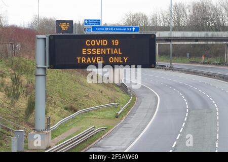 Glasgow, Écosse, Royaume-Uni - 26 mars 2020 : autoroute M8 très calme, parfois vide, avec des chauffeurs rappelés par de nombreux 'Covid-19 Essential Travel Only' si Banque D'Images