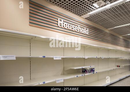 Vider les étagères pendant la pandémie du coronavirus au supermarché Tesco, à Milngavie, en Écosse, au Royaume-Uni