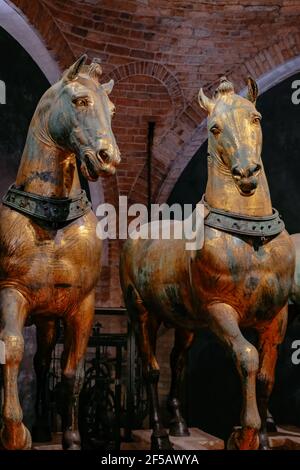 Les chevaux de Saint-Marc ('Cavalli di San Marco'), Triumphal Quadriga - ensemble de statues romaines de bronze à la basilique de Venise, Italie Banque D'Images