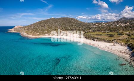 Vue aérienne sur une journée ensoleillée et lumineuse de la turquoise Mer Méditerranée à la plage de Bodri dans la région de Balagne Corse Banque D'Images