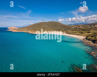 Vue aérienne sur une journée ensoleillée et lumineuse de la turquoise Mer Méditerranée à la plage de Bodri dans la région de Balagne Corse Banque D'Images