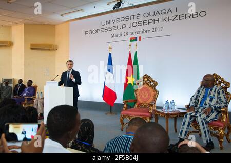 OUAGADOUGOU, BURKINA FASO - 28 NOVEMBRE 2017 : le président français Emmanuel Macron prononce son discours sur la politique africaine à l'université. Banque D'Images