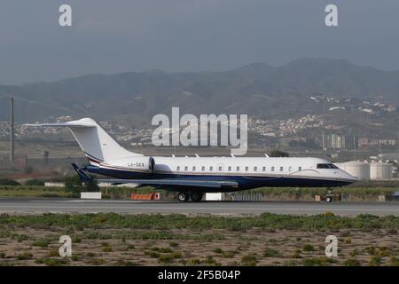 Global Jet Luxembourg - Bombardier BD-700-1A10 Global Express (LX-GEX) prêt à descendre à l'aéroport de Malaga, Espagne. Banque D'Images