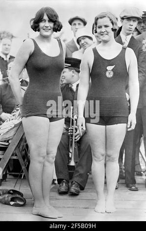 Aileen Muriel Riggin (également connue sous le nom d'Aileen Soule) et Gertrude Ederle. Portrait des nageurs américains et champions olympiques, Gertrude Caroline Ederle (1905-2003) et Aileen Muriel Riggin (1906-2002), bain News Service, 1926. En août 1926, Ederle est devenue la première femme à nager à travers la Manche. Banque D'Images