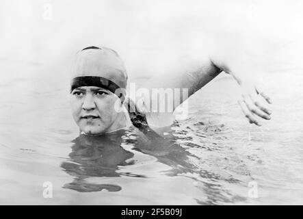 Gertrude Ederle. Gertrude Caroline Ederle, nageuse américaine et championne olympique (1905-2003), bain News Service, septembre 1926. En août 1926, elle est devenue la première femme à nager à travers la Manche. Banque D'Images