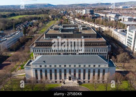 CARDIFF, PAYS DE GALLES - 16 MARS : vue aérienne du bâtiment du gouvernement gallois au parc Cathays le 16 mars 2021 à Cardiff, pays de Galles. Banque D'Images