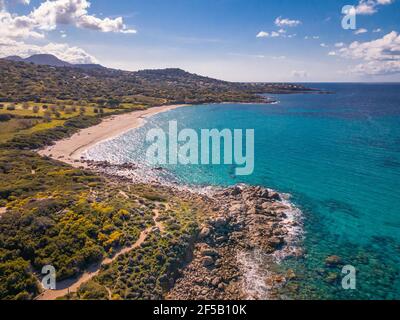 Vue aérienne sur une journée ensoleillée et lumineuse de la turquoise Mer Méditerranée à la plage de Ghjunchitu dans la région de Balagne Corse Banque D'Images