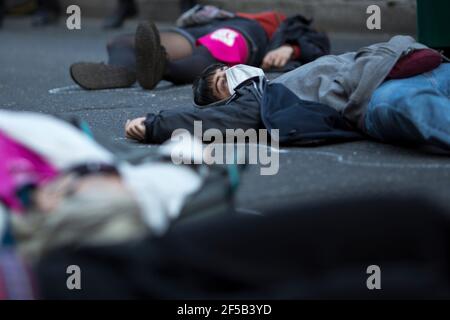 Rome, Italie. 25 mars 2021. L'organisation féministe et transféministe italienne non una Di Meno a organisé une manifestation à Rome en faveur et en solidarité avec les femmes en Turquie et contre la décision du Président turc Recep Tayyip Erdogan, De retirer son pays de la Convention du Conseil de l'Europe sur la prévention et la lutte contre la violence à l'égard des femmes et la violence domestique, également connue sous le nom de Convention d'Istanbul. Banque D'Images