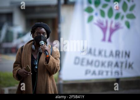 Rome, Italie. 25 mars 2021. L'organisation féministe et transféministe italienne non una Di Meno a organisé une manifestation à Rome en faveur et en solidarité avec les femmes en Turquie et contre la décision du Président turc Recep Tayyip Erdogan, De retirer son pays de la Convention du Conseil de l'Europe sur la prévention et la lutte contre la violence à l'égard des femmes et la violence domestique, également connue sous le nom de Convention d'Istanbul. Banque D'Images