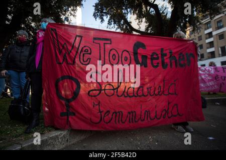 Rome, Italie. 25 mars 2021. L'organisation féministe et transféministe italienne non una Di Meno a organisé une manifestation à Rome en faveur et en solidarité avec les femmes en Turquie et contre la décision du Président turc Recep Tayyip Erdogan, De retirer son pays de la Convention du Conseil de l'Europe sur la prévention et la lutte contre la violence à l'égard des femmes et la violence domestique, également connue sous le nom de Convention d'Istanbul. Banque D'Images