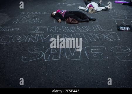 Rome, Italie. 25 mars 2021. L'organisation féministe et transféministe italienne non una Di Meno a organisé une manifestation à Rome en faveur et en solidarité avec les femmes en Turquie et contre la décision du Président turc Recep Tayyip Erdogan, De retirer son pays de la Convention du Conseil de l'Europe sur la prévention et la lutte contre la violence à l'égard des femmes et la violence domestique, également connue sous le nom de Convention d'Istanbul. Banque D'Images